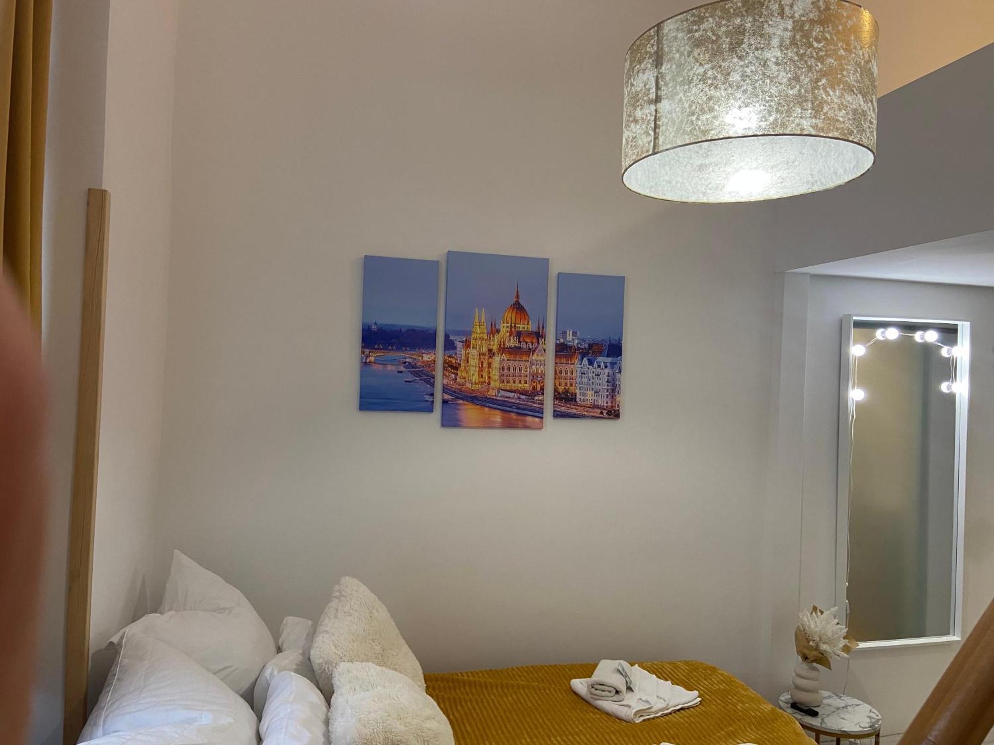 Twilight Zone Apartment Budapest